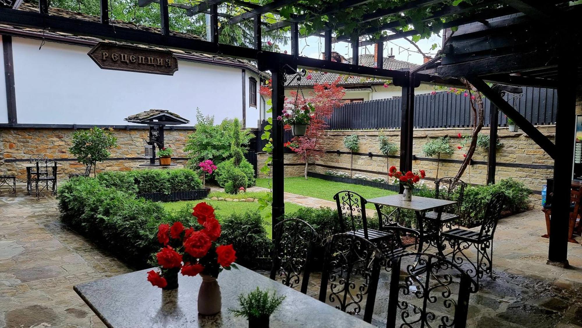 Семеен Хотел Чардаците Lovech Exterior photo